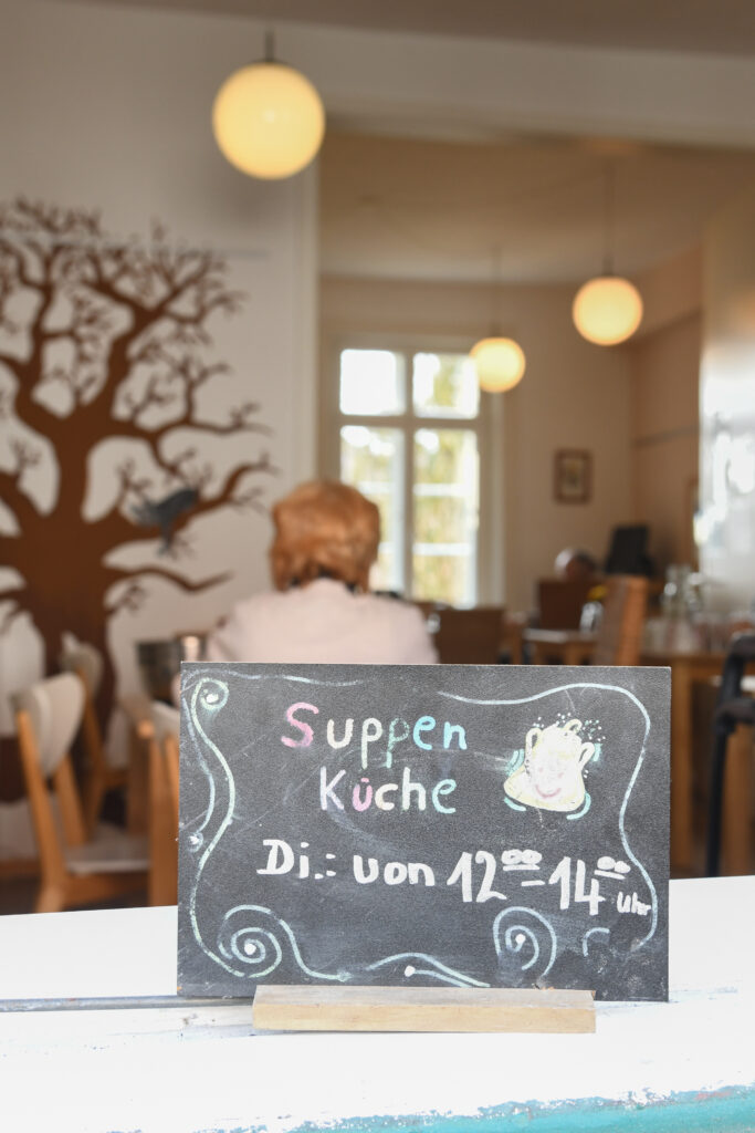 Öffnungszeiten auf der Kreidetafel.