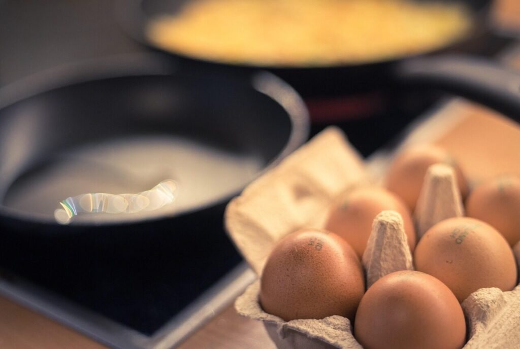 food, eggs, hash browns, kitchen, indoors, cooking, pans, stove, corona, spiegelei, roesti, kochen, pfanne